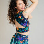 top sportowy w kolorowe kwiaty