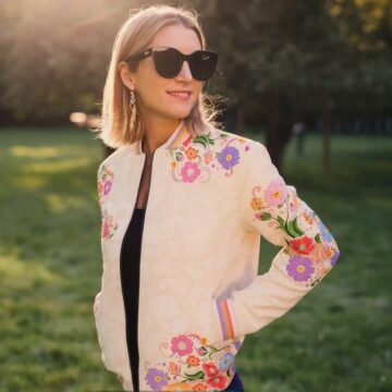 Beżowa bomberka Rising Sun Beige w kwiaty, styl retro, także duże rozmiary plus size, idealna na wiosnę i lato.